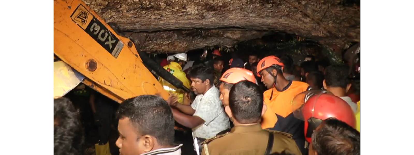 ත්‍රීරෝදරථයක් මතට ගසක් වැටී වූ අනතුරෙන් අයෙකු මරුට